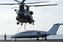 Foto-1.-Il-trasporto-al-gancio-di-un-aereo-da-parte-del-CH-47