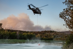 Un-UH-90-in-fase-di-prelevamento-acqua-da-un-lago