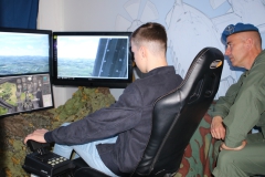 Un giovane studente nel simulatore di volo dell’AVES