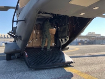 Caricamento del materiale sanitario su elicottero UH-90A del 3° REOS
