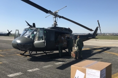 Il personale dell'AVES carica i DPI su elicottero UH-205A del CAAE