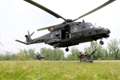 Foto-3-Schieramento-plotone-mortai-aeromobile-mediante-gancio-baricentrico-del-UH-90