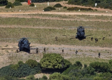 Foto-10-Un-momento-dello-sbarco-delle-unita-terrestri-dagli-elicotteri-UH-90