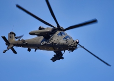 Foto-5-un-elicottrero-AH-129-in-fase-di-manovra